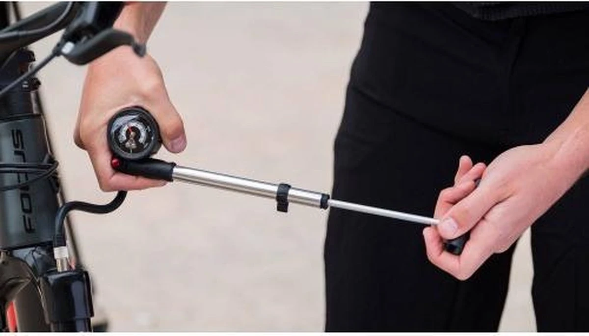 BBB Cycling Airshock Minipomp - Fietspomp Met Drukmeter - Pomp Mini Met Manometer - 28 Bar - Zwart/Zilver - BMP-29 3 BBB Cycling Airshock Minipomp - Fietspomp Met Drukmeter - Pomp Mini Met Manometer - 28 Bar - Zwart/Zilver - BMP-29 - Afbeelding 3