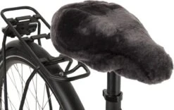 Fastrider Schapenvacht Zadelhoes Grijs -Fietsuitrustings Winkel 1200x756 2