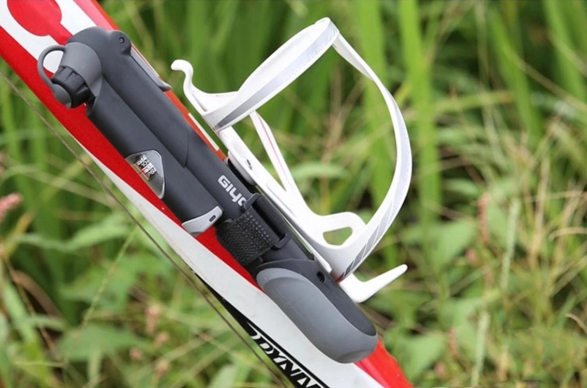 Giyo - Mini Fietspomp - Compact Achter Bidonhouder - Zwart - MTB - Race Fiets - Mountainbike - Hollands Ventiel - Frans Ventiel - Autoventiel 2 Giyo - Mini Fietspomp - Compact Achter Bidonhouder - Zwart - MTB - Race Fiets - Mountainbike - Hollands Ventiel - Frans Ventiel - Autoventiel - Afbeelding 2