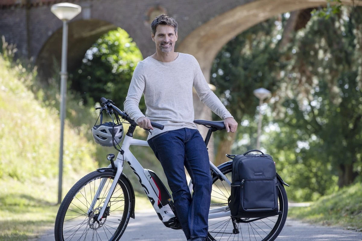 New Looxs Nevada 17" Laptop Fietsrugzak - 17 Inch Laptopvak - 17 Liter - Zwart 6 New Looxs Nevada 17" Laptop Fietsrugzak - 17 Inch Laptopvak - 17 Liter - Zwart - Afbeelding 6