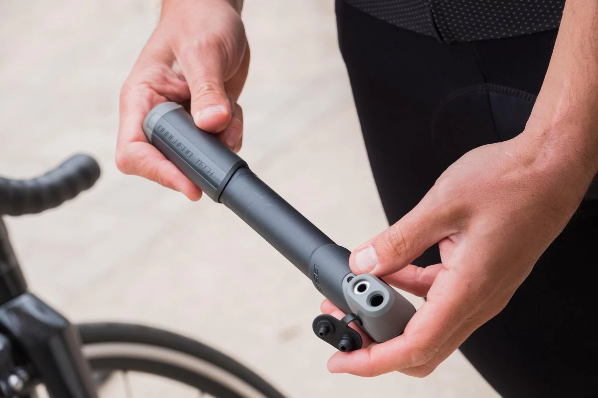 BBB Cycling WindWave Minipomp - Fietspomp - Pomp Fiets Mini - 7 Bar - Zwart - 25 Cm - BMP-54 2 BBB Cycling WindWave Minipomp - Fietspomp - Pomp Fiets Mini - 7 Bar - Zwart - 25 Cm - BMP-54 - Afbeelding 2