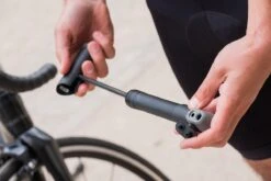 BBB Cycling WindWave Minipomp - Fietspomp - Pomp Fiets Mini - 7 Bar - Zwart - 25 Cm - BMP-54 13 BBB Cycling WindWave Minipomp - Fietspomp - Pomp Fiets Mini - 7 Bar - Zwart - 25 Cm - BMP-54 -Fietsuitrustings Winkel 1200x800 109