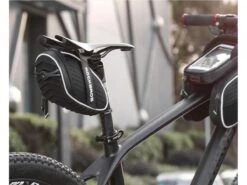 Rockbros Waterdichte Zadeltas - Frametas - 1,5 Liter - Universeel - Zwart 21 Rockbros Waterdichte Zadeltas - Frametas - 1,5 Liter - Universeel - Zwart -Fietsuitrustings Winkel 1200x900 23